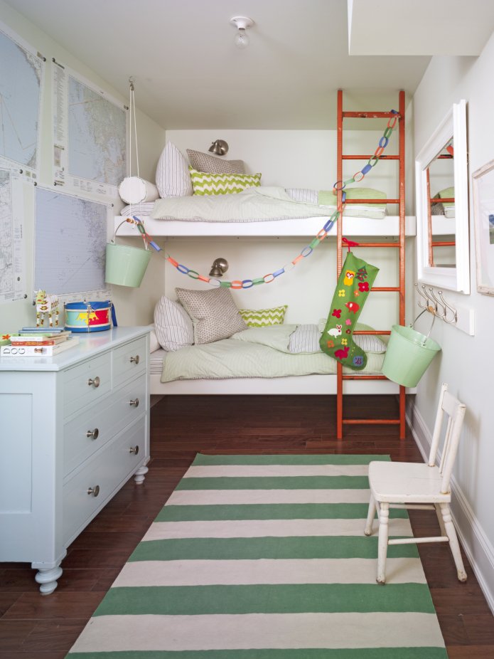 un letto dall'altra parte della stanza nella stanza di un bambino
