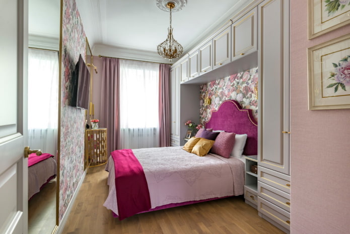 decorazione della parete nella camera da letto in un edificio di Krusciov