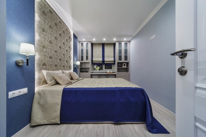 tende e decorazioni nella camera da letto in una Krusciovka