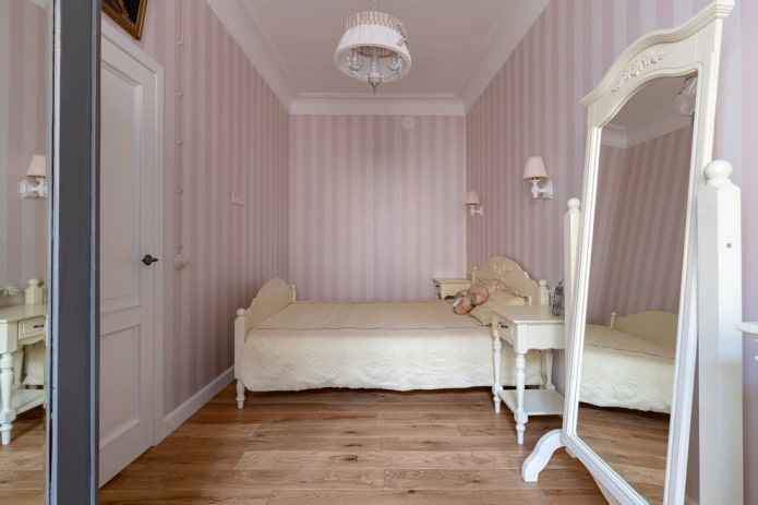 rifinitura del pavimento in una camera da letto in un edificio di Krusciov