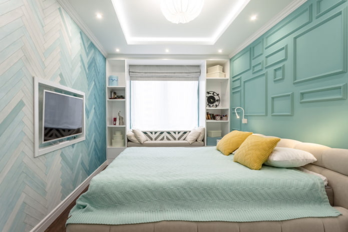 tende e decorazioni nella camera da letto in un edificio di Krusciov