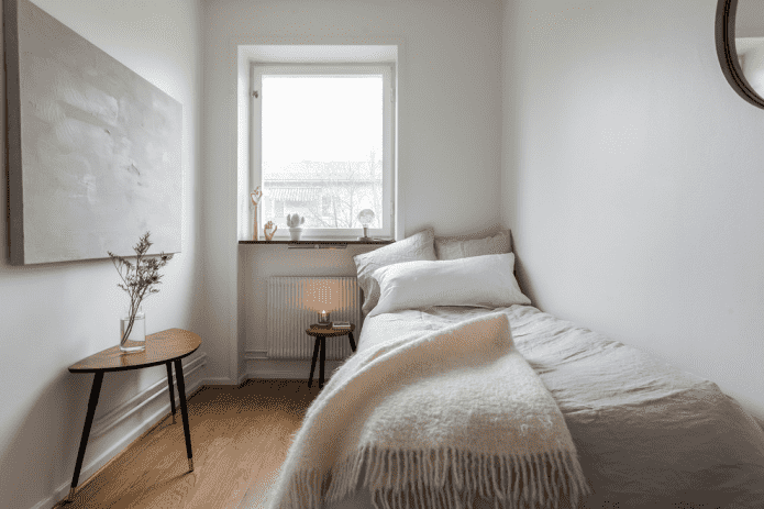 rifinitura del pavimento in una camera da letto stretta