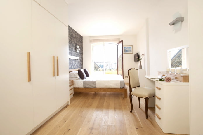 rifinitura del pavimento in una camera da letto stretta