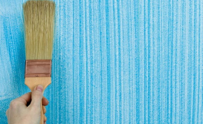 disegno sul muro con un pennello