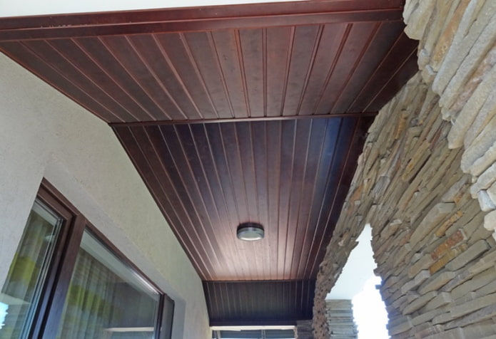 Pannellatura scura sul soffitto