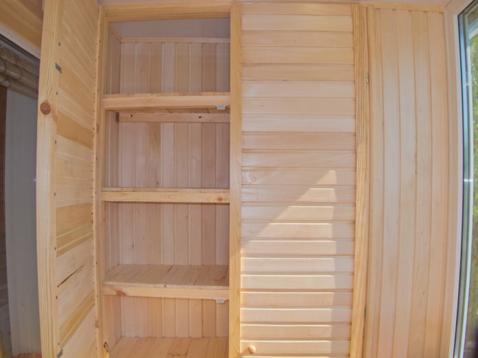 Armadio in legno di assi di legno