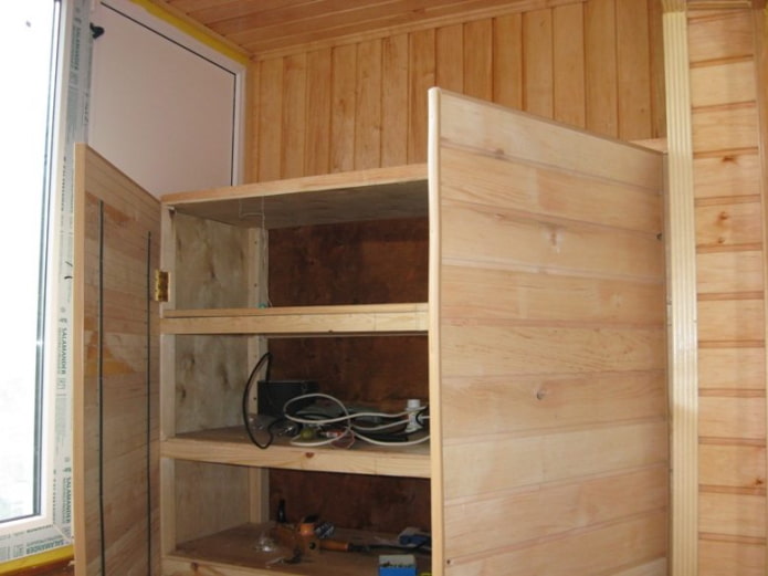Armadio in legno di assi di legno