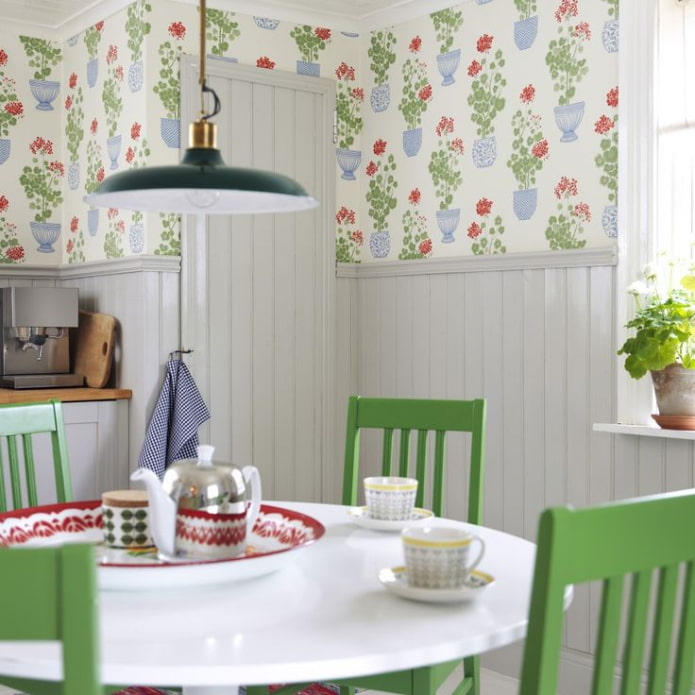 cucina con rivestimento e carta da parati