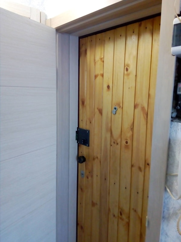 rivestimento della porta con assicelle
