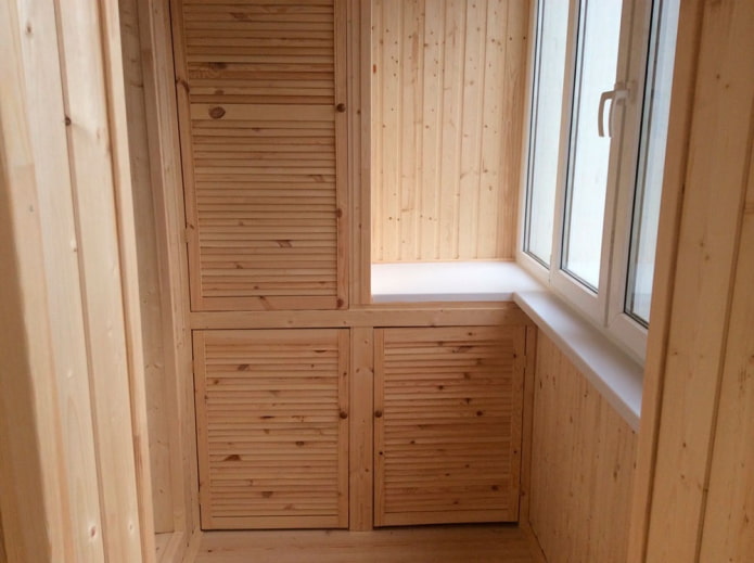 armadio con assi di legno per balcone