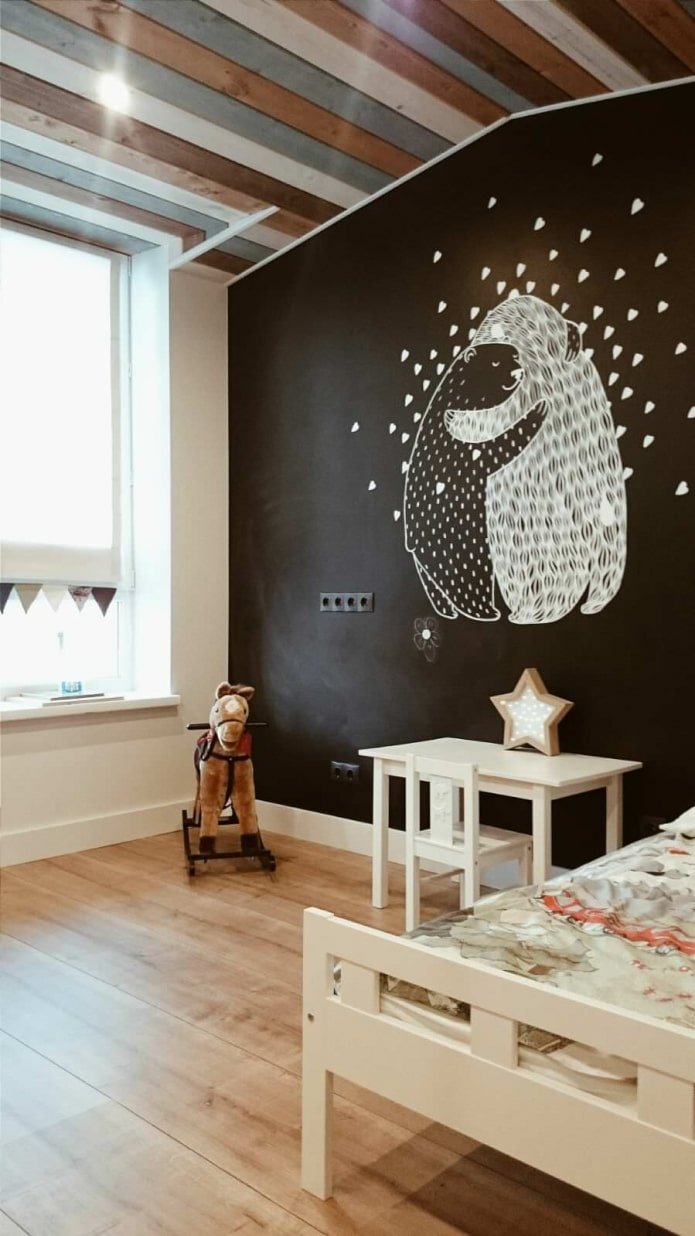 soffitto in legno nella cameretta dei bambini