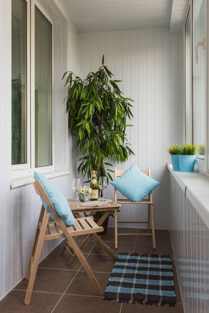 rivestimento in assicelle bianche sul balcone