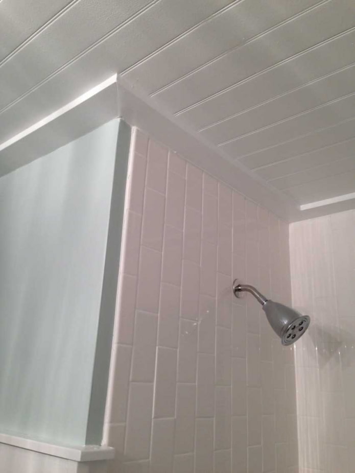 rivestimento in assi di legno sul soffitto del bagno