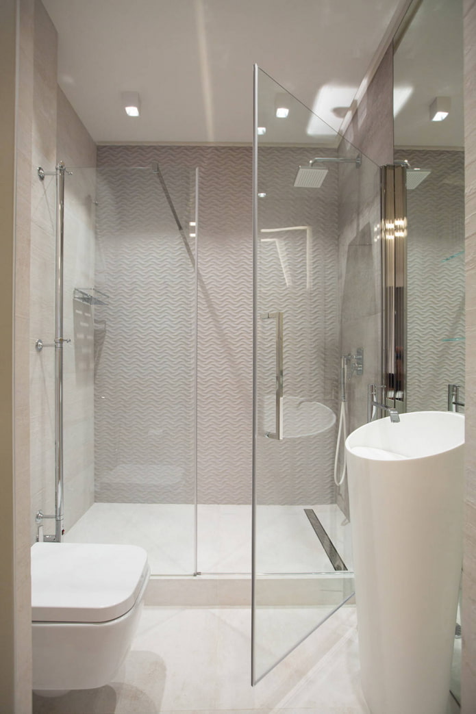 Bagno bianco con doccia