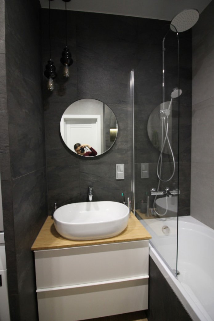 pareti scure nel bagno