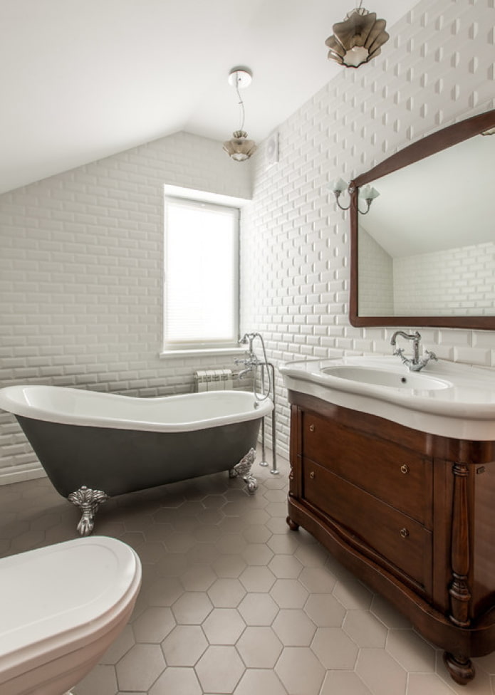 piastrelle bianche in bagno