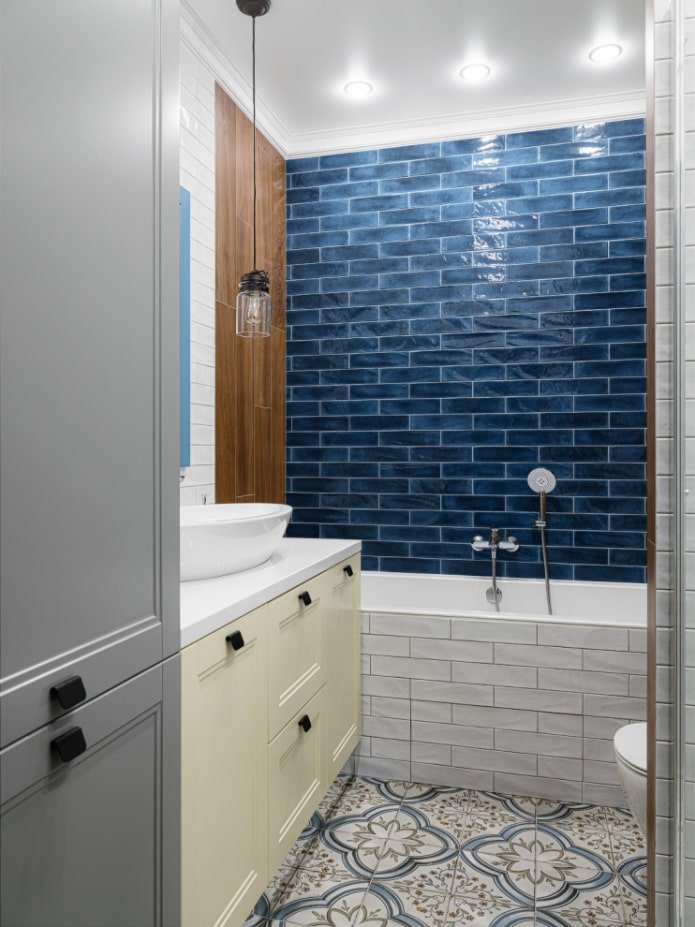 faretti sopra la vasca da bagno