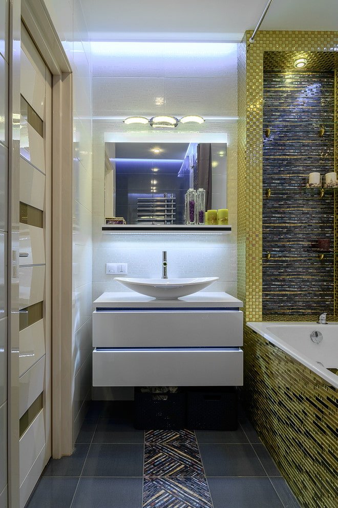 rifinitura del pavimento con piastrelle in bagno