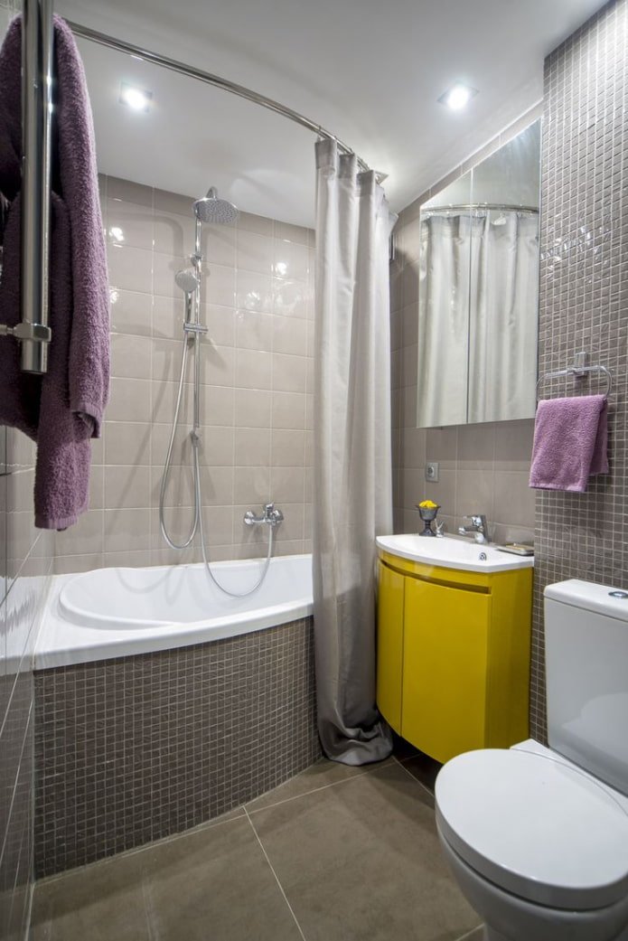 decorazione del soffitto del bagno in un appartamento di Krusciov