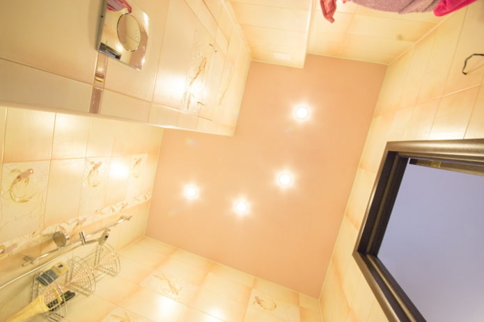 design moderno del bagno in un appartamento di Krusciov