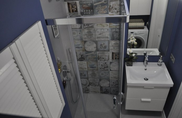 piccolo bagno con angolo doccia
