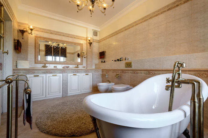 Rubinetto antico sulla vasca da bagno