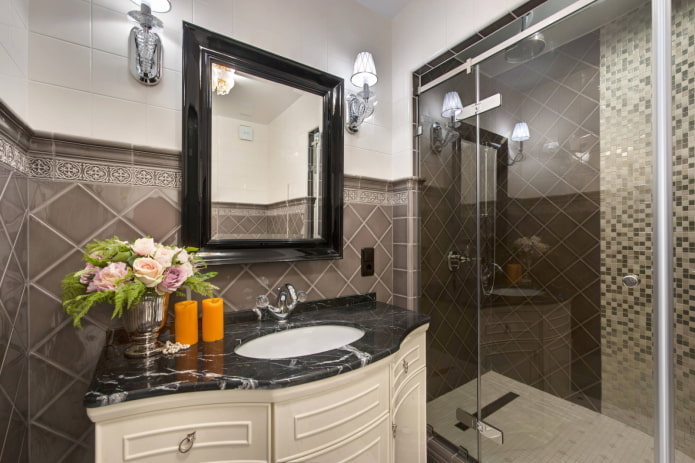bagno con elementi scuri