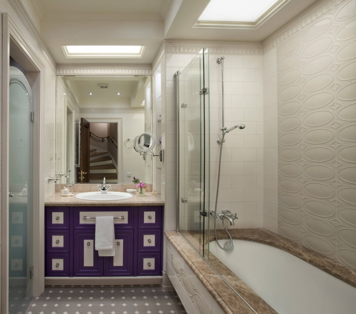 Bagno decorato con piastrelle