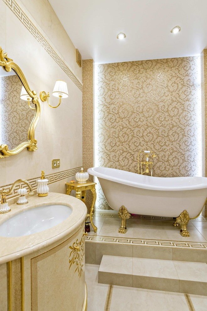 bagno con decorazioni dorate