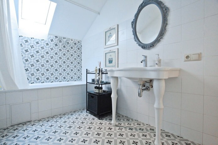interno del bagno grigio chiaro con piastrelle a motivi