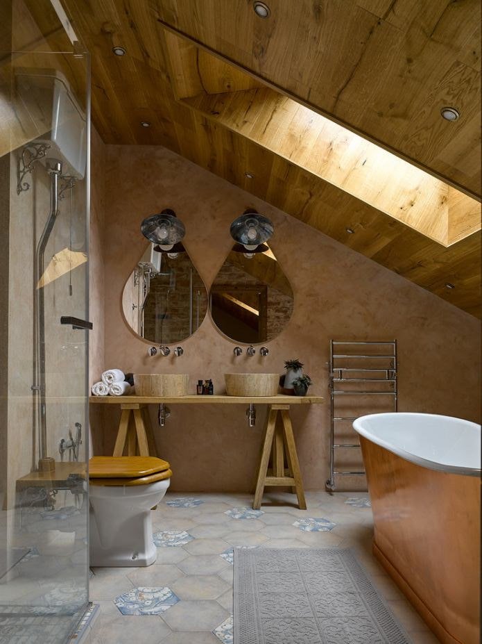 finitura del soffitto in legno nel bagno