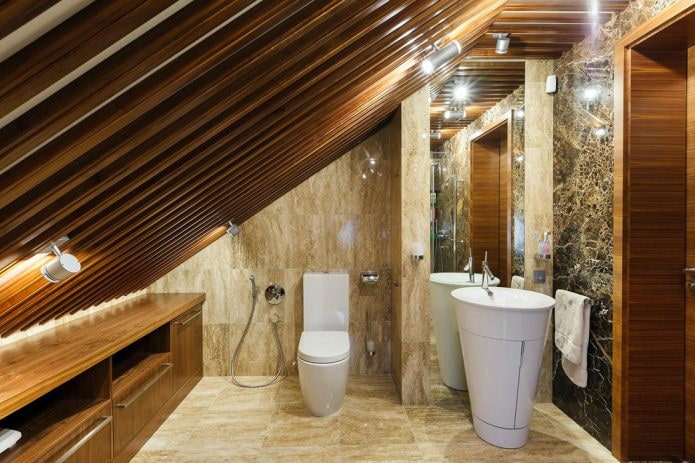 doghe di legno sul soffitto in un bagno mansardato