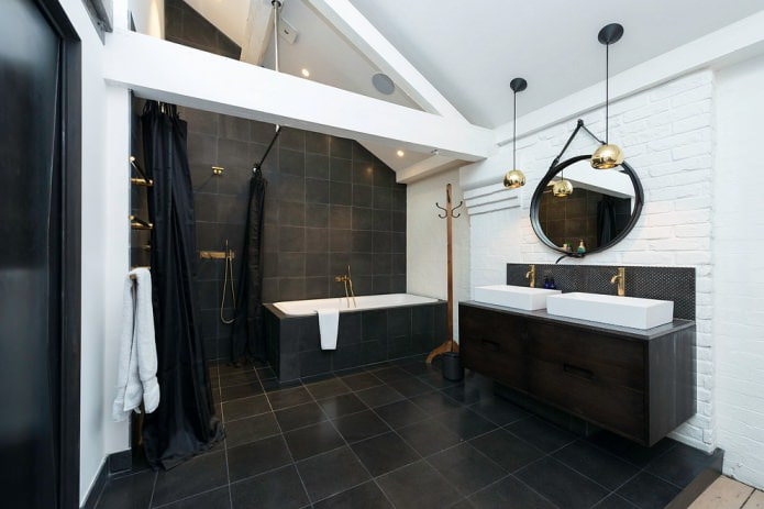 bagno mansardato bianco e nero