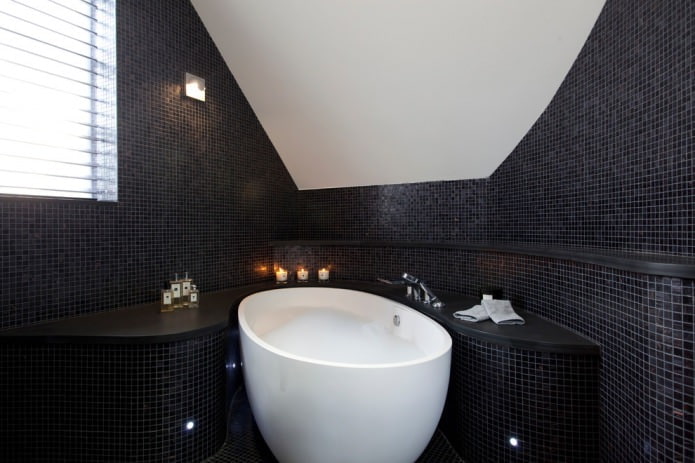 bagno mansardato bianco e nero