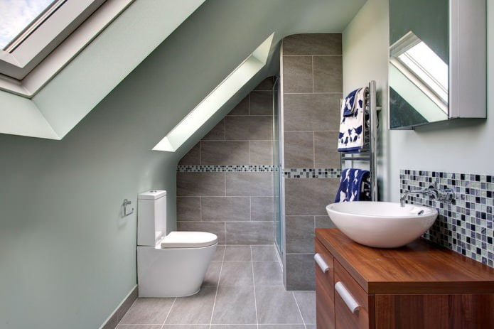 bagno mansardato nei toni del grigio