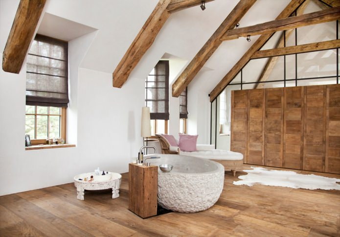 bagno mansardato nei toni del bianco e del marrone