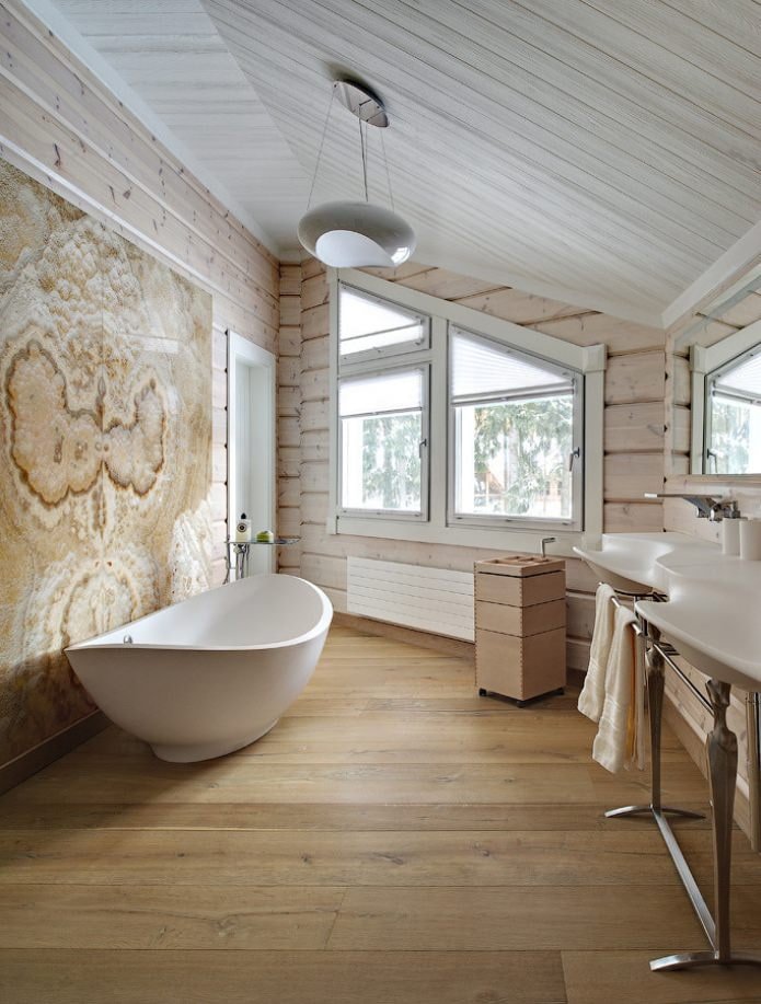 bagno mansardato nei toni del marrone e del beige