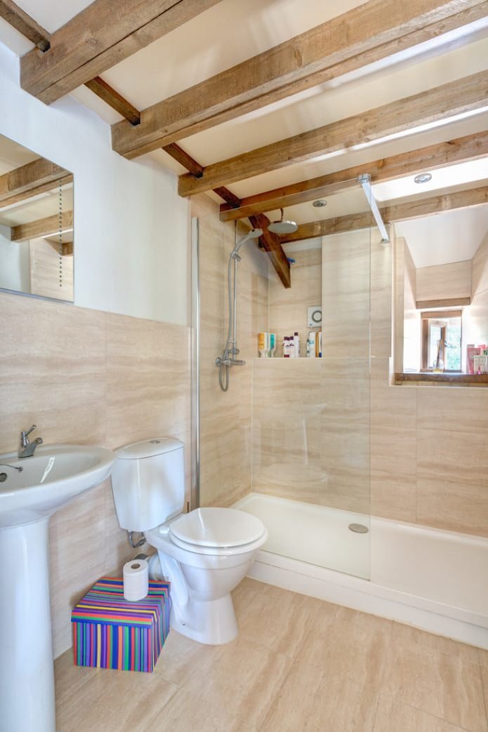 bagno mansardato nei toni del bianco e del beige