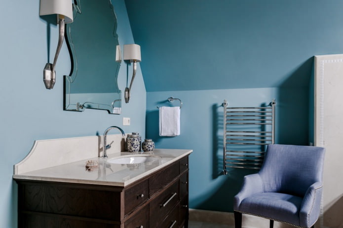 bagno mansardato blu