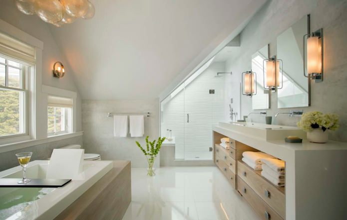 Bagno mansardato in una casa di campagna