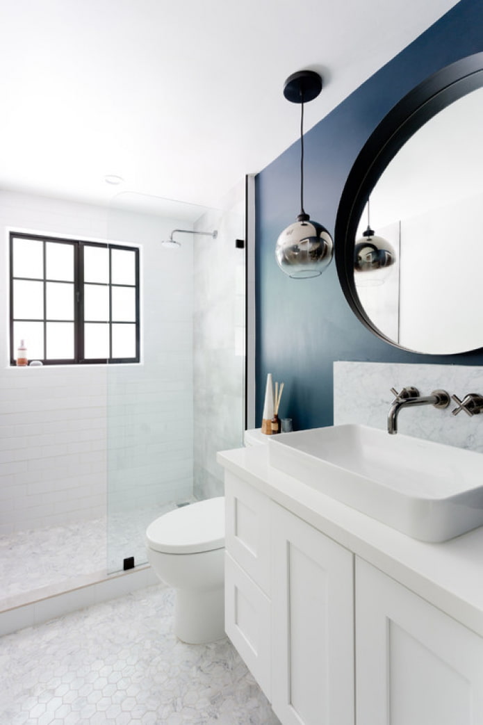 marmo con vernice scura in bagno