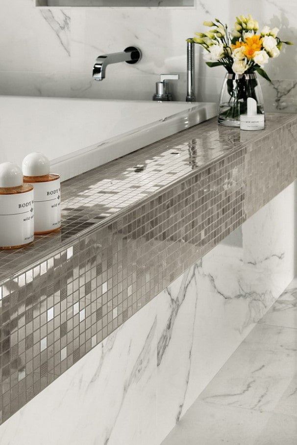 una combinazione di marmo e mosaico