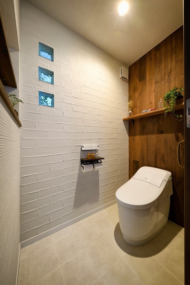 WC bianco con parete in legno