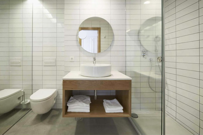 Bagno bianco con doccia e mobiletto sospeso