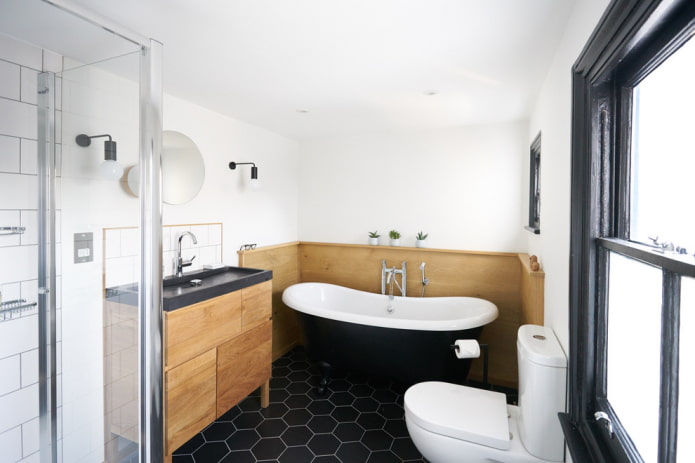 Bagno bianco con contrasti