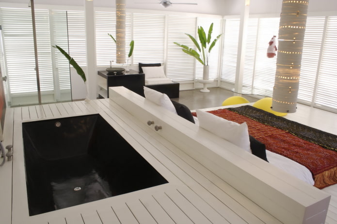 Vasca da bagno insolita nel pavimento