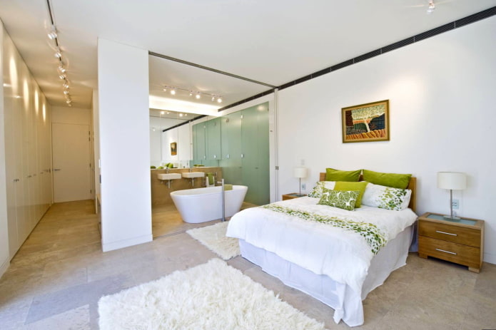 Bagno con faretti a soffitto
