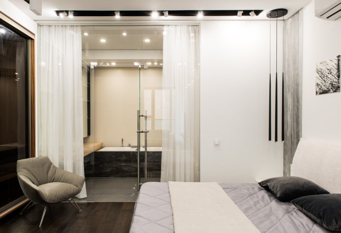 bagno-camera da letto con parete divisoria in vetro e tenda