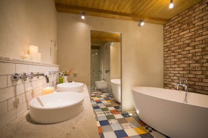 illuminazione all'interno di un bagno in stile loft