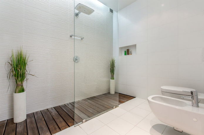 interno del bagno in stile minimalista